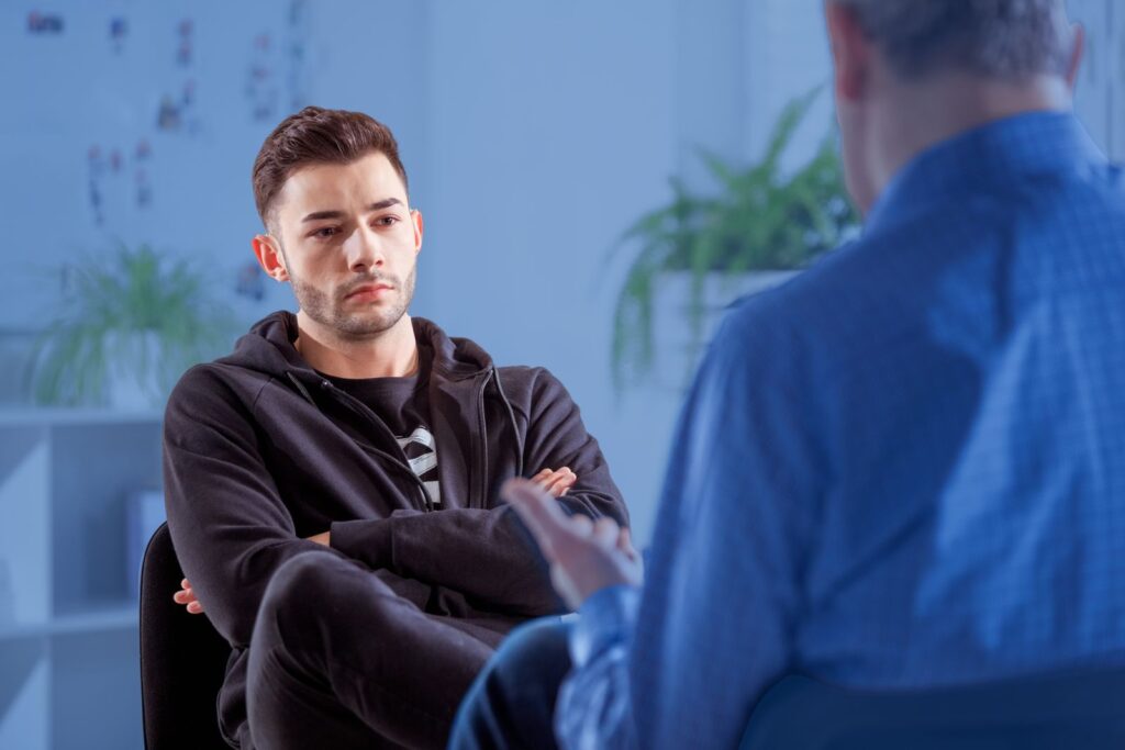 homem com cara de bravo